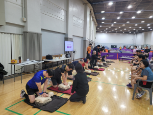 한국체육산업개발 직원과 올림픽공원스포츠센터 회원들이 응급처치 실습교육을 받고 있다