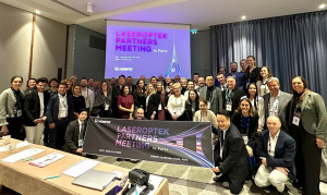 ‘LASEROPTEK PARTNERS MEETING in Paris’ 행사 참석자들이 기념촬영을 하고 있다(사진=레이저옵텍)