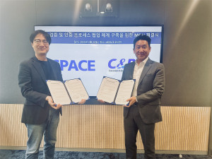 dSPACE 코리아 손태영 대표(왼쪽)와 씨엔비스 백재원 대표가 ‘DCAS 검증 및 인증을 위한 업무 협약’ 체결 후 기념촬영을 하고 있다