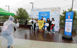 지난 10일 미래엔그룹은 키움 히어로즈와 한화 이글스의 경기에 교육 관계자 약 3500명을 초청해 ‘2025 미래엔데이(MiraeN Day)’를 성황리에 개최했다. 초청된 고객들이 장외 부스의 ‘오늘의 히어로즈’ 포토존 앞에서 기념 사진을 촬영하고 있다