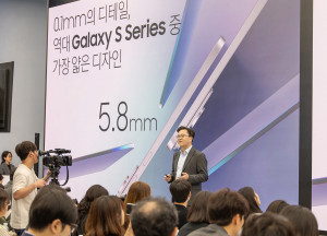 삼성 강남에서 진행된 ‘갤럭시 S25 엣지’ 공개 행사에서 삼성전자 MX사업부 스마트폰개발1팀 문성훈 부사장이 ‘갤럭시 S25 엣지’를 소개하고 있다