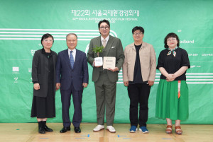 14일 서울 중구 환경재단 레이첼카슨홀에서 열린 제22회 서울국제환경영화제 기자간담회에서 주요 참석자들이 기념촬영을 하고 있다. 왼쪽부터 이미경 공동집행위원장(환경재단 대표), 최열 조직위원장(환경재단 이사장), 조진웅 배우, 정재승 공동집행위원장(카이스트 교수), 장영자 프로그래머