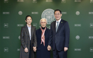 김정옥 김희경유럽정신문화장학재단 이사장(가운데)이 13일 유자은 학교법인 건국대학교 이사장(왼쪽)과 원종필 건국대학교 총장을 만나 60억원의 발전기금 전달을 약정했다
