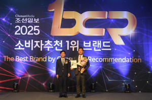 이우용 페이오니아 코리아 지사장(오른쪽)이 22일 서울 중구 더플라자호텔에서 열린 ‘2025 소비자추천 1위 브랜드’ 시상식에서 기념 촬영을 하고 있다