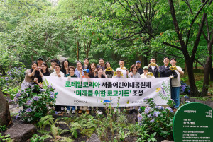 지난 16일 서울어린이대공원 생태연못 인근에 위치한 ‘미래를 위한 로코가든(로코가든)’에서 로레알코리아 임직원들이 정원 조성을 위한 가드닝 봉사활동을 앞두고 기념촬영을 진행했다