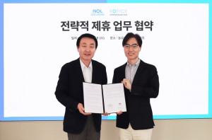 박창식 한국국제문화교류진흥원장(왼쪽)과 배보찬 놀유니버스 대표(오른쪽)이 협약을 마치고 기념 촬영을 하고 있다