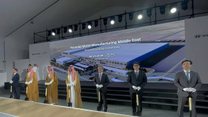 왼쪽부터 박원균 HMMME 법인장 상무, 아흐메드 알리 알수베이(Ahmed Ali Al-Subaey) HMMME 이사회 의장, 야지드 알후미에드(Yazeed A. Al-Humied) 사우디아라비아 국부펀드 부총재, 반다르 이브라힘 알코라예프(Bandar Ibrahim Al-Khorayef) 산업광물자원부 장관, 장재훈 현대차그룹 부회장, 문병준 주사우디아라비아 대한민국 대사 대리, 이한우 현대건설 대표이사 부사장이 현대차 사우디 생산법인(HMMME) 착공식에서 기념 촬영을 하고 있다