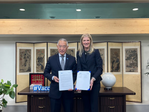 Dr. Jerome Kim, Director General of IVI (left), standing next to TriLink’s Chief Commercial Officer, Becky Buzzeo, after signing the ‘Memorandum of Understanding to Support the Development of mRNA-based Vaccines.’