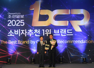 제주삼다수 ‘2025 소비자추천 1위 브랜드’ 대상 수상(오른쪽 제주개발공사 송형관 기획총괄 상임이사)