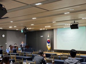 퓨쳐누리 추정호 대표이사가 자사 전자도서관 솔루션 고객 모임 ‘User Conference 2025’에서 ‘Futurenuri.ai (가칭)’ AI 서비스에 대해 설명하고 있다