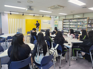 금천구립시흥도서관에서 운영하는 ‘꿈꿈 프로젝트’ 진행 모습
