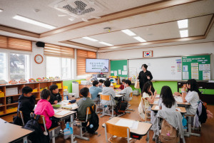 이니스프리 모음재단이 19일 남원초등학교에서 생태 환경 교육 프로그램 ‘그린클래스’를 진행하고 있다. 이번 프로그램은 생물다양성의 날을 기념해 기획됐으며 이지스자산운용의 후원으로 6월 4일까지 운영된다