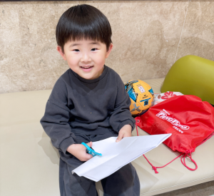 어린이가 ‘화신 755 동이뭉이 어린이 안전 가위’를 사용하고 있는 모습