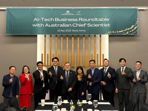 5월 15일 서울 삼성동 인터컨티넨탈 파르나스에서 열린 AI-Tech Business Round Table 행사 참석자들이 기념 촬영을 하고 있다
