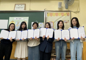 왼쪽부터 △양동중학교 △목동종합사회복지관 △서울양화초등학교 △시립목동청소년센터 △양천구정신건강복지센터 △서울정목초등학교 담당자가 목동지역 교육복지 네트워크 업무협약 후 기념 촬영을 하고 있다