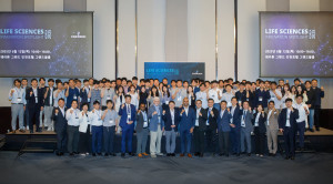 한국에머슨 ‘Life Sciences Innovation Spotlight Korea 2025’ 세미나 참석자들이 기념 촬영을 하고 있다