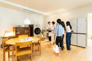 관람객이 부산 해운대구 달맞이길 복합문화공간 에케(ECKE)에서 진행된 라이프스타일 전시에서 삼성전자 2025년형 비스포크 AI 가전을 체험하고 있다