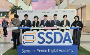 ‘삼성시니어디지털아카데미(SSDA) 인천권역 팝업 체험센터’ 개소식의 커팅식을 진행하고 있다