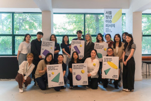 ‘2025년 서울청년이슈리서치’ 오리엔테이션에서 참여자들이 단체사진을 촬영하고 있다(제공=서울광역청년센터)