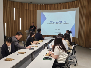 천안시 도시재생지원센터에서 도시재생 투어를 진행하고 있다