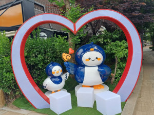 성남 미금역 까리단길 내 설치된 조명 포토존. 까리단길의 마스코트인 ‘까리’와 ‘단이’가 반겨주고 있다