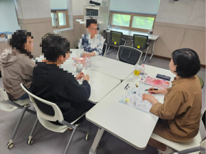 영등포구청소년상담복지센터에서 한 청소년 가족이 가족상담을 받고 있다