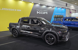 ‘EV 트렌드 코리아 2025’에 전시된 무쏘 EV