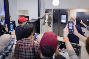 태국 방콕에서 열린 동남아 테크 세미나에서 참석자들이 삼성전자 AI 홈에 대한 시연을 살펴보고 있다