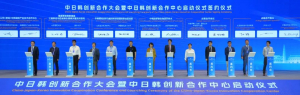 한·중·일 혁신 협력대회에서 한국글로벌산업기술협력협회 류제형 대표, 산둥성웨이하이과학기술서비스협회 왕타오 회장이 양 기관의 공식 파트너십을 체결했다