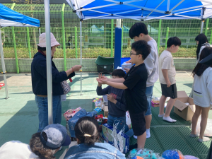시립강동청소년센터 청소년방과후아카데미 ‘두빛나래’는 지난 4월 26일 나눔마켓에 참여해 제작한 물품을 기부했다