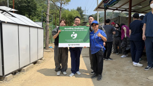 왼쪽부터 녹십자수의약품 심세하 소장, 로얄메디컬센터 강동 박의현 부원장, 녹십자수의약품 강재표 팀장, 레인보우쉼터 김복희 대표가 심장사상충예방캠페인 패널을 들고 기념사진을 찍고 있다