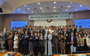7월 2일 플라스틱 오염 종식과 탄소중립을 위한 국제 국회포럼 행사 참석자 단체사진