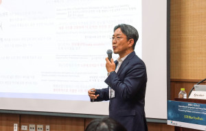 이기웅 동원F&B 식품과학연구원장이 4일 광주 김대중컨벤션센터에서 열린 ‘2025 한국식품과학회 국제학술대회'에서 ‘블루푸드테크(BlueFoodTech)’에 대해 발표하고 있다