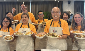 4일 샘표 본사 1층 우리맛공간에서 미국 교육 행정가들이 완성한 요리를 들고 단체 사진을 촬영하고 있다