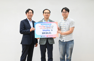 비즈플레이 김홍기 대표(사진 가운데)가 ‘인구문제 인식개선 릴레이 캠페인’에 동참했다