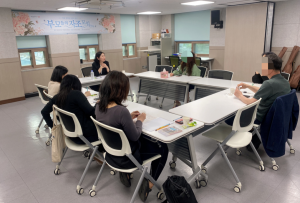 부모 자조모임에서 참여자들이 양육경험을 나누고 있다