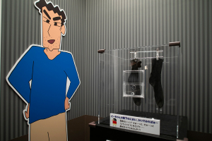 해당 챌린지의 참가자는 10초 동안 신형만의 양말 냄새를 맡을 수 있으면 오리지널 스티커를 받을 수 있다