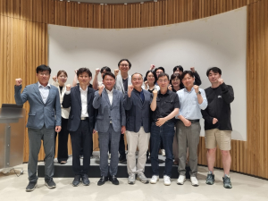 정책토론회 참석자들이 도시재생의 지속가능한 발전을 위해 화이팅을 외치고 있다
