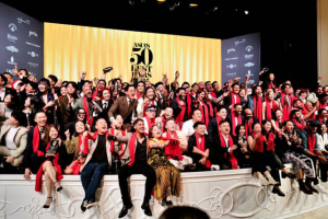 ‘2025 Asia’s 50 Best Bars’에 참석한 바텐더들이 수상의 영광을 즐기고 있다.
