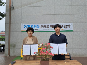 추모공원 자하연이 연고자의 심리적 고립감 해소와 마음 건강 회복을 위해 사단법인 온기와 업무협약을 체결했다. 왼쪽부터 자하연 최선옥 이사장, 온기 조현식 대표