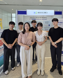 에이치디메디 이정의 대표와 비약 회원들이 ‘제20회 경기약사학술대회’에서 AI 당뇨 관리 플랫폼 ‘아이당뇨’를 선보이고 있다. 이들은 부스를 찾은 약사들에게 혁신적인 서비스를 소개하며 파트너십을 논의했다