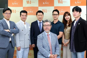 앞쪽 중앙 강순필 의장. 뒤쪽 왼쪽부터 시니어 심사위원 이준우, 정하봉, 이동규, 유영진, 장운경, 홍광현