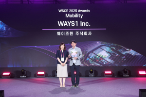 ‘WSCE 2025 어워즈’ 시상식에서 모빌리티 부문 수상기업으로 선정된 웨이즈원의 관계자가 수상 기념촬영을 하고 있다. 웨이즈원은 자율주행 인터페이스 기술 ‘W-HMI’를 통한 사용자 중심의 교통 경험 혁신을 인정받아 이번 수상의 영예를 안았다