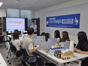 대학생 홍보 서포터즈들이 ‘2025 로보월드’ 전시회 소개를 경청하고 있다