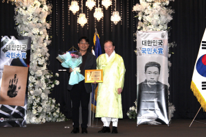 사회봉사대상을 수상하고 있는 한국저영향개발협회 최경영 회장(왼쪽)