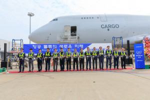 8월 1일(금) 오전 인천공항 화물기 주기장에서 미주행 첫 화물기편 출항을 기념하는 출항식에 참석한 에어제타 김관식 대표(오른쪽에서 여섯번째)와 주주사 소시어스 이병국 대표(왼쪽에서 다섯번째)가 한국투자파트너스, 인천공항공사 관계자들과 함께 테이프 커팅을 하고 있다
