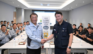 앞줄 왼쪽부터 기아 최고안전보건책임자(CSO) 최준영 사장, 전국금속노조 기아자동차지부 하임봉 지부장이 노사 관계자와 함께 기념 촬영을 하고 있다