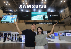 삼성전자 모델이 ‘기후산업국제박람회(WCE) 2025’가 열리는 부산 벡스코에 위치한 삼성전자 전시관을 소개하고 있다