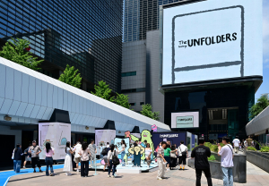 서울 코엑스 ‘The Galaxy UNFOLDERS’ 체험존 방문객들이 ‘갤럭시 Z 폴드7∙Z 플립7’으로 아티스트 ‘장 줄리앙(Jean Jullien)’의 캐릭터와 함께 인증샷을 촬영하는 모습