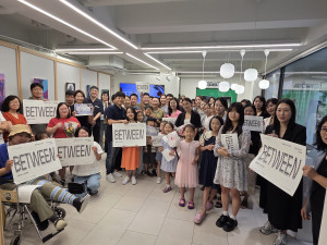 ‘BETWEEN : 나에게서 너에게로’ 전시 오프닝 파티에 함께한 청소년·발달예술인 작가, 청소년 큐레이터, 지역 주민들이 단체사진을 촬영하고 있다